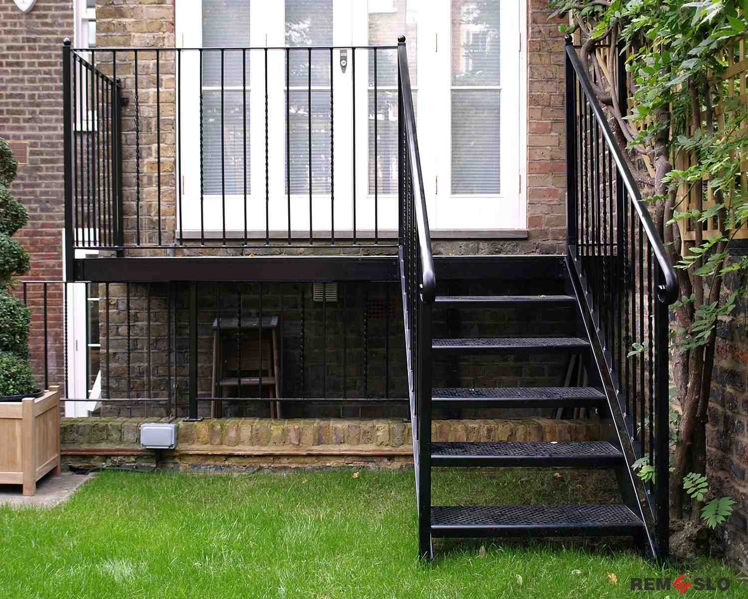 Лестница металлическая уличная. Лестницы во дворе. Фото уличных лестниц в частном доме. Уличная лестница. Лестница входная в дом металлическая.